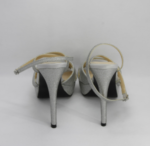 Sandalo donna in tessuto argento con cinghietta  incrociata regolabile alla caviglia con pochette abbinata Art. BS255
