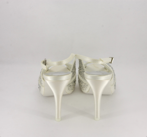 Sandalo cerimonia donna elegante in tessuto avorio con applicazione in cristalli e cinghietta regolabile