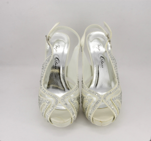 Sandalo cerimonia donna elegante in tessuto avorio con applicazione in cristalli e cinghietta regolabile