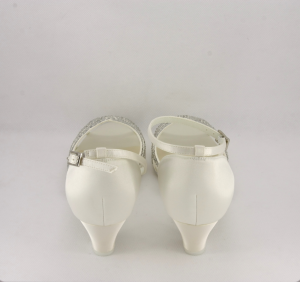 Sandalo cerimonia donna elegante in tessuto di raso  avorio con applicazione in cristalli e cinghietta regolabile alla caviglia