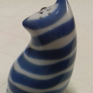 Penni The Cat sale e pepe in porcellana a forma di gatto bianco e blu, vendita on line | GIOIELLERIA BRUNI Imperia 
