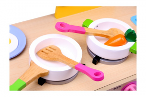 Cucina colorata in legno giocattolo con accessori e piano cottura
