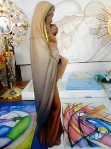 Statua in legno scolpito a mano della Val Gardena raffigurante Madonna con Bambino cm. 30 con finiture foglia oro.