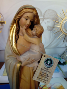 Statua in legno scolpito a mano della Val Gardena raffigurante Madonna con Bambino cm. 30 con finiture foglia oro.