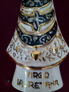 Statua Madonna di Loreto in ceramica e finiture oro zecchino e platino altezza Cm. 22