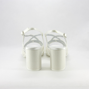 Sandalo cerimonia donna elegante in tessuto di raso avorio con dettagli glitter, cinghietta regolabile alla caviglia e tacco largo.