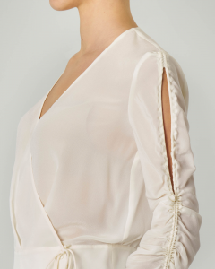 Blusa bianca in seta con scollo a V e maniche lunghe