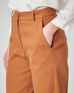 Pantalone marrone in cotone con orlo sfrangiato