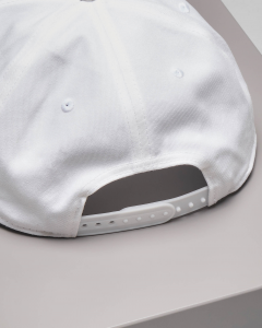 Cappellino in twill di cotone bianco con visiera e logo a contrasto