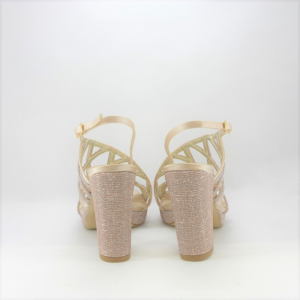 Sandalo cerimonia donna elegante in tessuto di raso color cipria glitter con cinghietta regolabile.