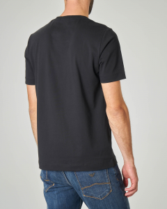 T-shirt nera con patch bianco e logo stampato