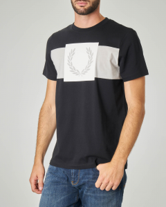 T-shirt nera con fascia patch e logo stampati