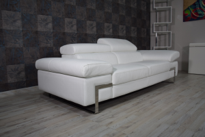 ZUBIN - Divano bianco in pelle a 3 posti maggiorati con poggiatesta e braccioli recliner manuale piedini cromati lucidi – Design moderno 