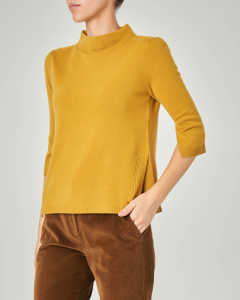 Maglia color giallo in lana misto cashmere con collo alto e maniche tre quarti