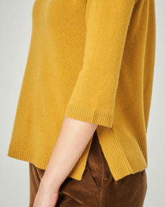 Maglia color giallo in lana misto cashmere con collo alto e maniche tre quarti