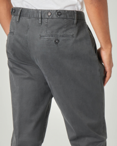 Pantalone chino grigio antracite in gabardina lavata con una pinces