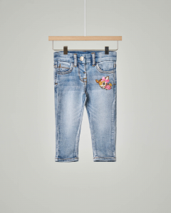 Jeans in cotone elasticizzato con ricamo cerbiatto sul davanti 9-36 mesi