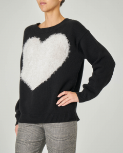 Maglia nera girocollo in lana misto cashmere con maxi cuore bianco in tessuto effetto mohair