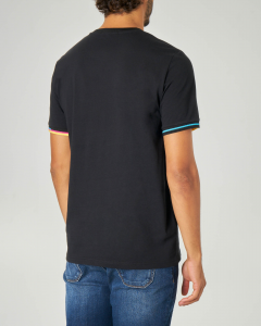 T-shirt nera mezza manica con stampa grafica multicolor corona d'alloro