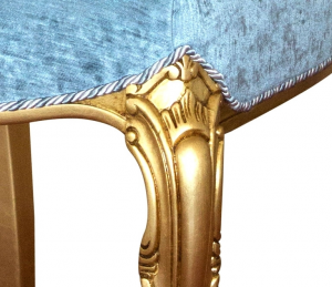 Silla lujo hoja de oro respaldo capitoné y trasera tapizada