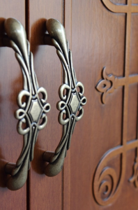 Zapatero de madera, puertas decoradas, 5 estantes