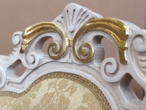 Silla clásica detalles dorados White Gold
