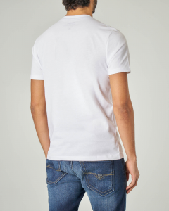 T-shirt bianca con logo grande e grafica a strisce stampati