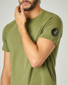 T-shirt verde militare con logo bollo nero sulla manica