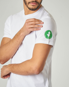T-shirt bianca con logo bollo verde sulla manica