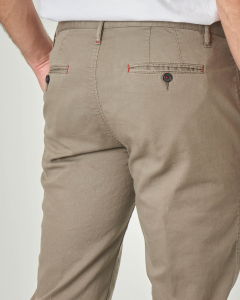 Pantalone chino tortora in cotone stretch micro armatura