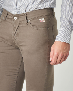 Pantalone marrone cinque tasche in gabardina di cotone stretch