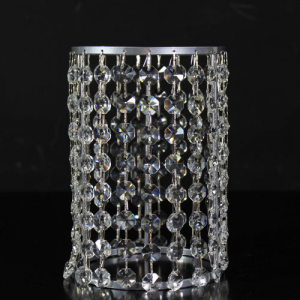Portacandela verniciato cromo allestito con 21 catene di ottagoni in vetro molato, colore cristallo. Ø 12 cm x h. 18 cm, rigetta 6 mm passo 18 mm.
