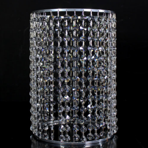 Portacandela verniciato cromo allestito con 36 catene di ottagoni in vetro molato, colore cristallo. Ø 20 cm x h. 30 cm, rigetta 6 mm passo 18 mm