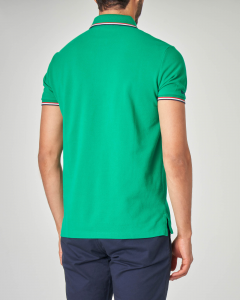 Polo verde con bordino a tre colori in contrasto su collo e maniche custom-fit