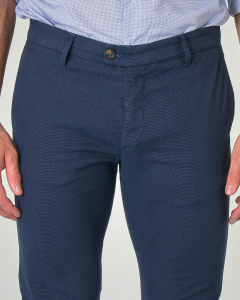 Pantalone chino blu indaco in tessuto puntaspillo stretch
