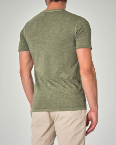 T-shirt verde militare in cotone fiammato con taschino