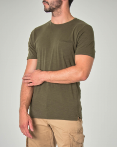 T-shirt verde militare in cotone fiammato con taschino a filo