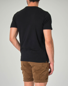 T-shirt nera in cotone fiammato con taschino a filo