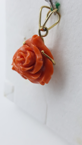 Ciondolo Bocciolo di Rosa in corallo e oro, vendita on line | GIOIELLERIA BRUNI Imperia