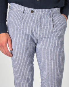Pantalone chino blu gessato in misto lino e cotone con una pinces