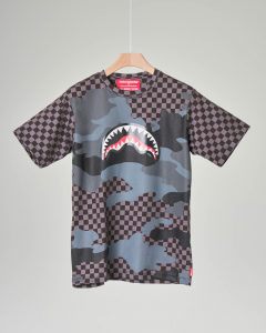 T-shirt grigia e nera a scacchi e camouflage con grafica bocca monster 10-14 anni