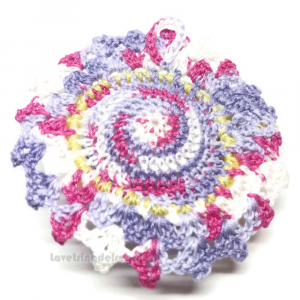 Cappellino puntaspilli lilla e rosa ad uncinetto ø 9,5 cm - Handmade in Italy