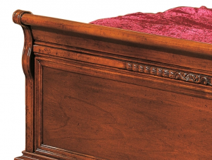 Klassisches Bett mit Intarsie