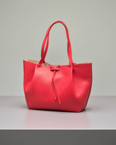 Shopping bag in pelle di vitello martellata color rosso con pochette interna removibile