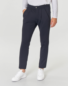 Pantalone blu in tessuto tecnico stretch con una pinces