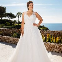 Abito sposa svasato con scollatura in trasparenza.