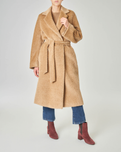 Cappotto in alpaca e lana vergine effetto orsetto color cammello con cintura in vita