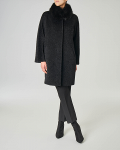 Cappotto nero in alpaca e lana vergine effetto orsetto con colletto in volpe tono su tono