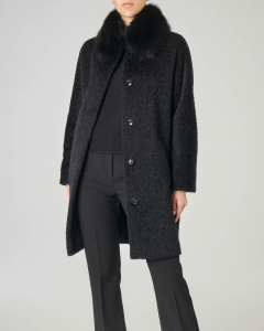 Cappotto nero in alpaca e lana vergine effetto orsetto con colletto in volpe tono su tono
