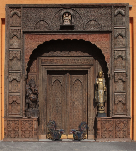 Portale indiano in legno di teak intagliato 